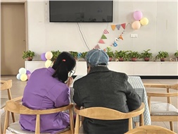 當(dāng)你老到忘了世界，我該拿什么來(lái)愛(ài)你